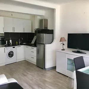 2 Pièces à 50 M De La Appartement